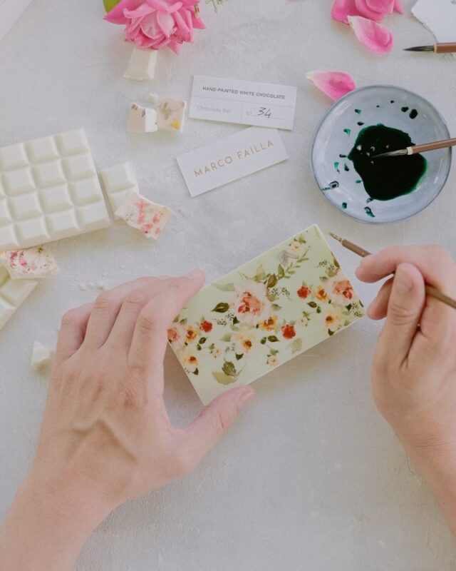Pure beauty and talent @marco.failla creating these incredible hand painted chocolate bars for our welcome gifts. 
MarcoFailla x TheLakeComoWeddingPlanner
Video @lumos_produzioni 
For @theboscamp 
#madeinitaly #handmadechocolate #weddinggifts #weddingfavours #weddinginspiration #lakecomowedding #lakecomoweddingplanner #destinationwedding #weddinginitaly #italianfood #italianwedding #weddingcake #weddingdesign