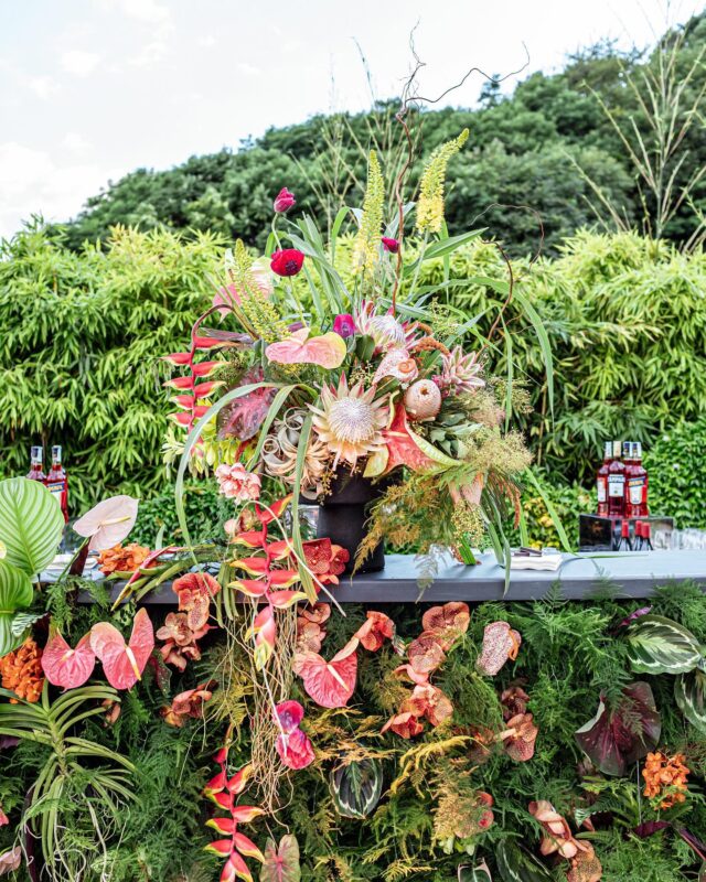 Welcome to Como in style at @ghtlakecomo for Hannah and Chads welcome party 
Colourful pops and tropical plants to pull together the bright orange of GHT and the tropical gardens @hannahchody @chad.t.milburn 
Design and planning @lakecomoweddings 
Florals @tulipinadesign 
Photography @sarahfalugo.co 
Videography @aaronnovakfilms 
Bridal styling @carrielauren 
Entertainment @elanartists 
Location @ghtlakecomo 
Printed goods @juliekingstudio 
Rentals @thecomocollection 
Bridal hair and makeup @kellydawnbridal @lifeofkellydawn @victoria_ralphhair 
#lakecomo #ght #grandhoteltremezzo #lakecomowedding #lakecomoweddingplanner #destinationwedding #weddingdesign #weddingdesigner #eventdesign #lakecomoweddings #italyweddings #floraldesign #tulipina