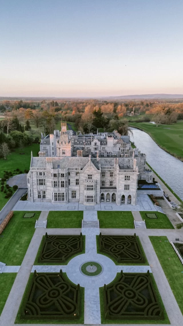 Wishing you all a lucky and magical St. Patrick’s Day! 🍀 Sharing this beautiful video from our recent trip to Ireland by @lumos_produzioni 🇮🇪
@embarkbeyond @tarafayevents @failteireland_intmedia @irelandsancienteast @visitdublin @gregfinck @lumos_produzioni @leatoursireland (transport) @feastcateringirl & @peaches.kemp (catering) @powerscourt_estate (venue) @powerscourtdistilleryltd (distillery) @shopthegarden (floral) @totaleventrental (linen & furniture) @caterhire.ie (table top) @cecinewyork @elanartists @luttrellstowncastleresort @gorilla_design_ltd (lighting) @adriannina (portraits) @cashmandjmc (hair) @cloochy (makeup) #RachelBirthistleEvents #TheLakeComoWeddingPlanner #FamTrip #Ireland #VisitDublin