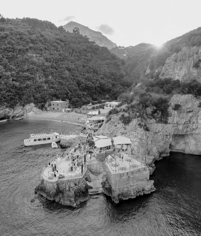 Sorrento Wedding.

A refined wedding moment shaped by the natural elegance of the coast.

Discover our event design and production on lakecomoweddings.com
