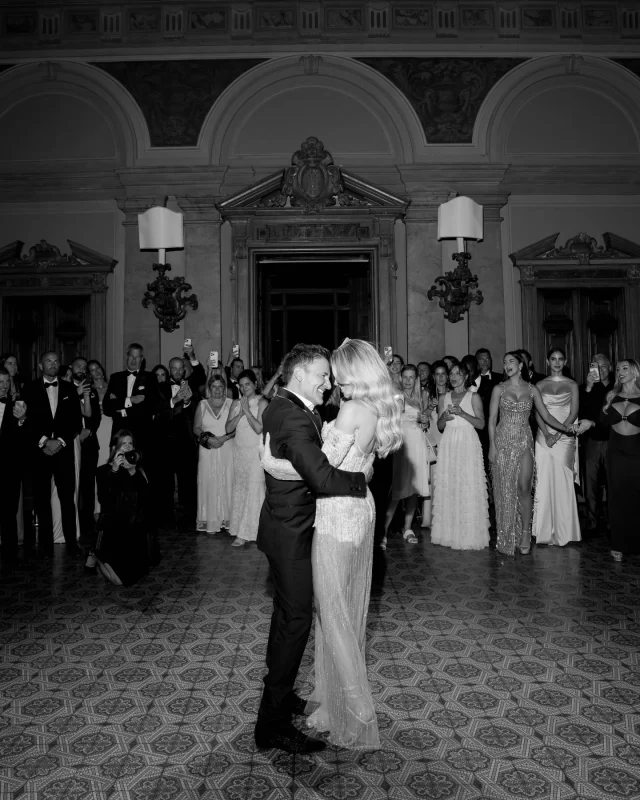 THEIR FIRST DANCE. 

Three stories, three moments suspended in time. 

Lia & Ivan - Villa Erba. 
Nina & Logan - Villa d’Este. 
Taimar & Luca - Cava Puglia.