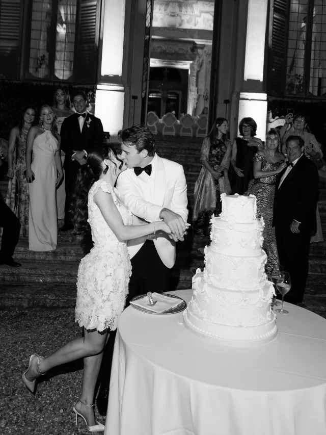 The wedding cake cutting. A ritual of union, joy, and celebration.

A curated mix of cake cutting moments from different weddings, echoing a tradition with millennia-old origins
- a fleeting moment of sweetness before the festivities begin.

[1] Hailey & Mark, @daniloandsharon
[2-4] Tori & Jake, @bottega53
[5-6] Nina & Logan, @jackhenryphoto
